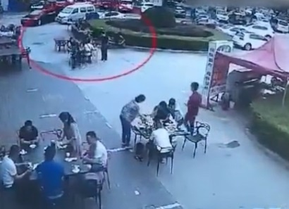 Bi dau bep doi nuoc soi vao nguoi vi che thuc an o Trung Quoc hinh anh