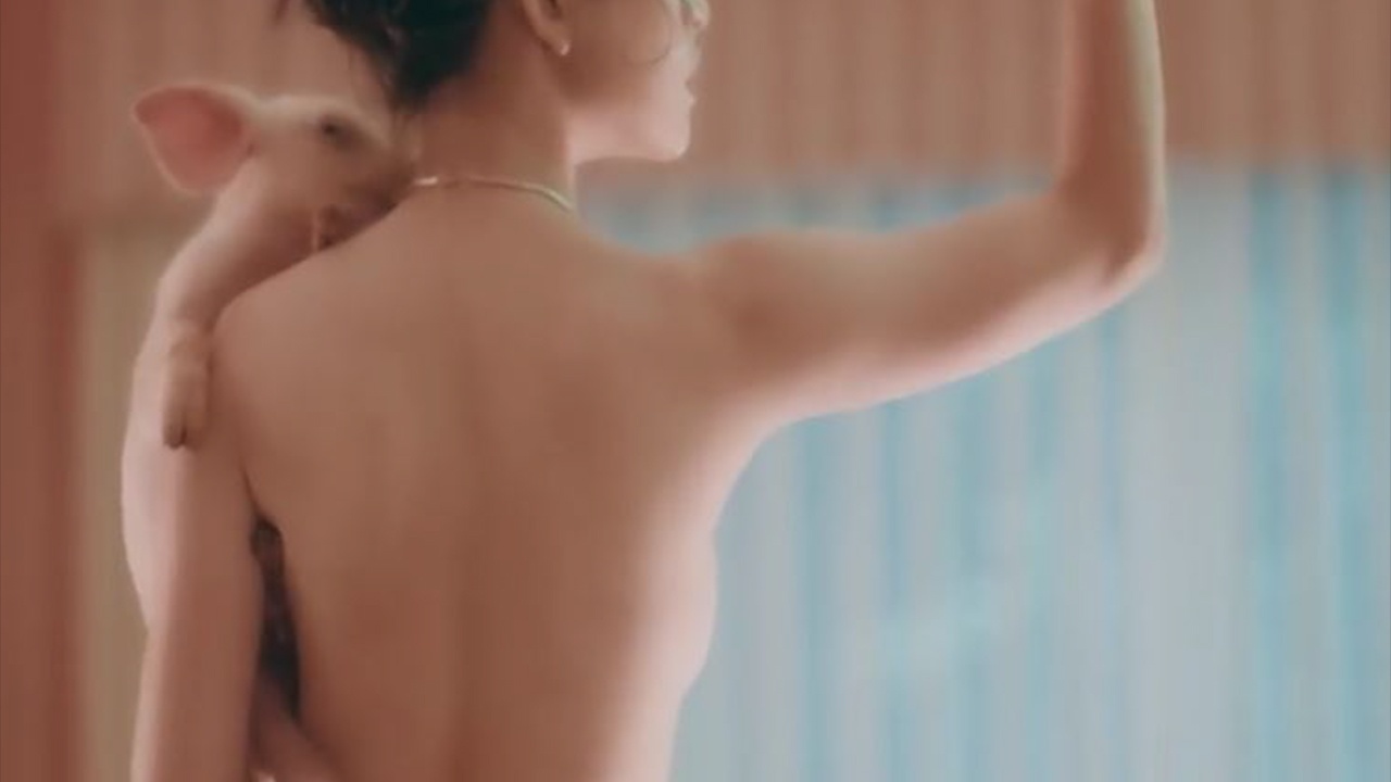 Chi Pu khoe lung tran trong teaser MV moi hinh anh