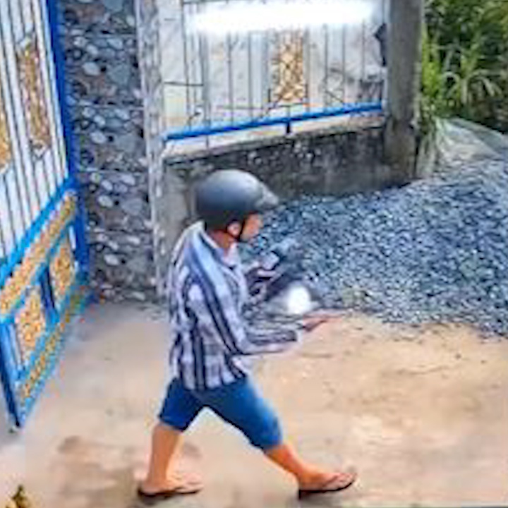 Hai ten trom len vao nha dan lay may khoan hinh anh