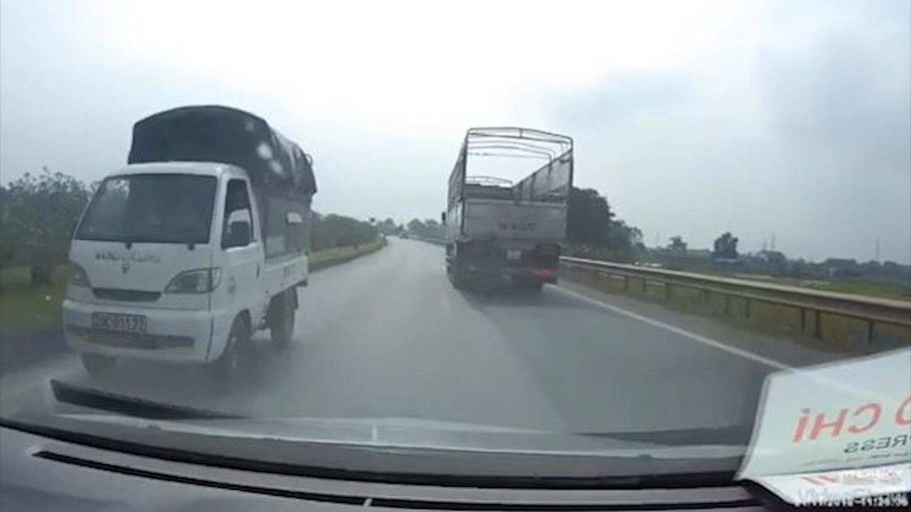 Xe tai di nguoc chieu tren cao toc Ha Noi-Thai Nguyen hinh anh