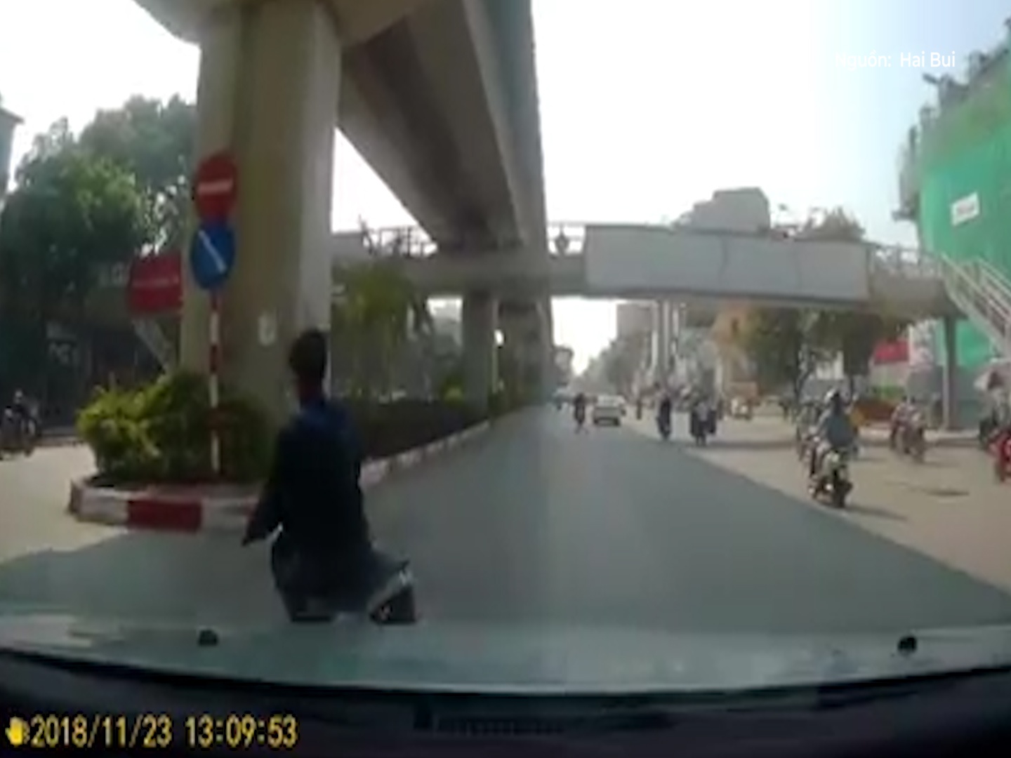 Xe may vuot au ngay truoc dau oto hinh anh