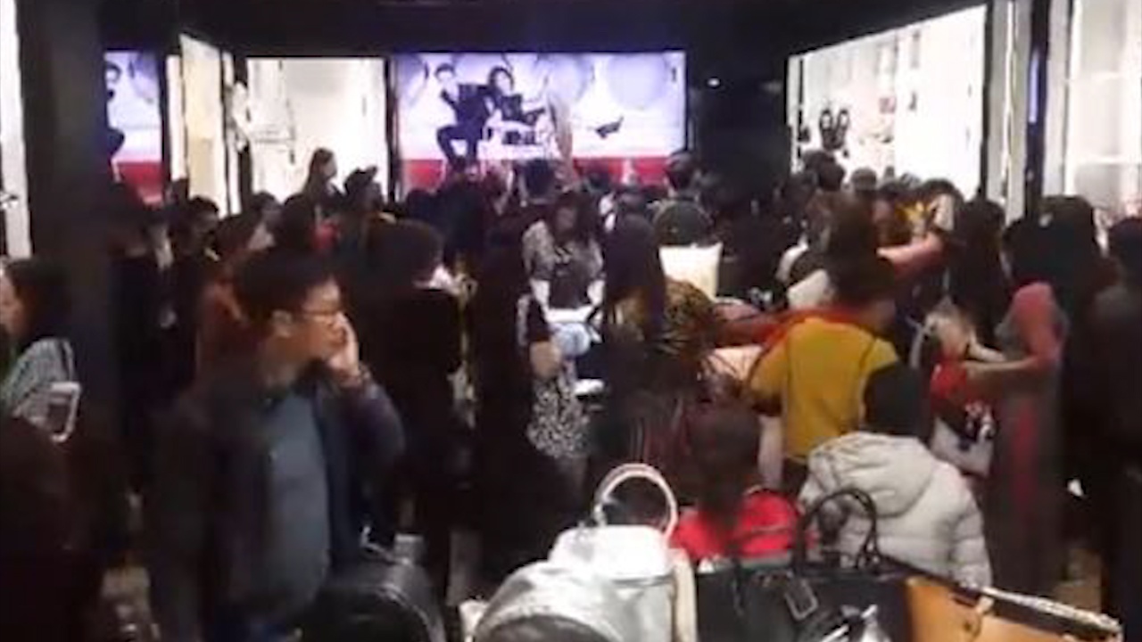 Cac co gai thi nhau truon bo qua cua hep 'giat' do hieu hinh anh