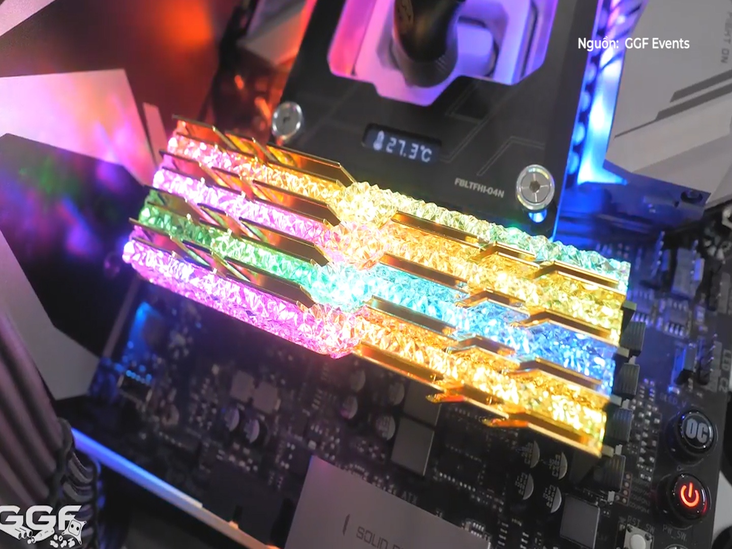 RAM may tinh gan tinh the pha le tao ra anh sang huyen ao hinh anh