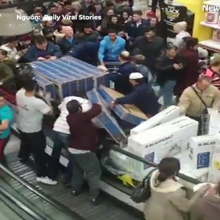 Canh tuong gianh giat trong ngay Black Friday tren the gioi hinh anh