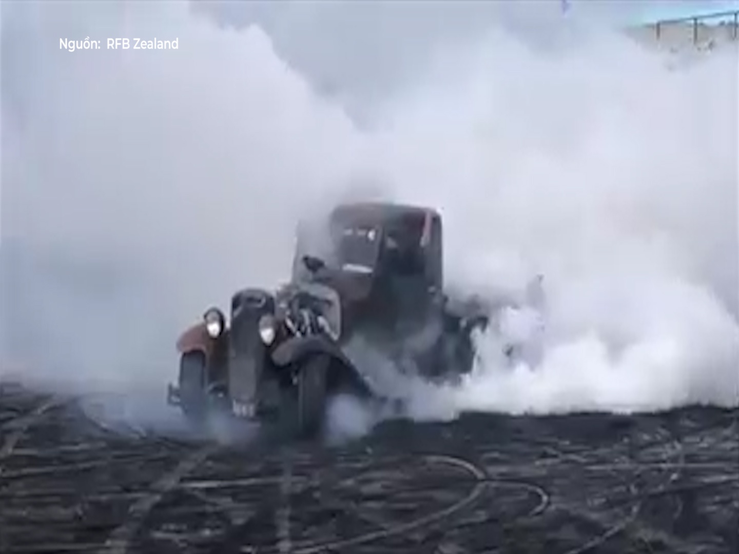 Xe co Bedford 1938 dot chay lop nhu xe dua hinh anh