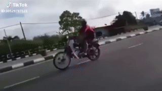 Thanh nien boc dau xe may, roi ca banh truoc tren quoc lo hinh anh