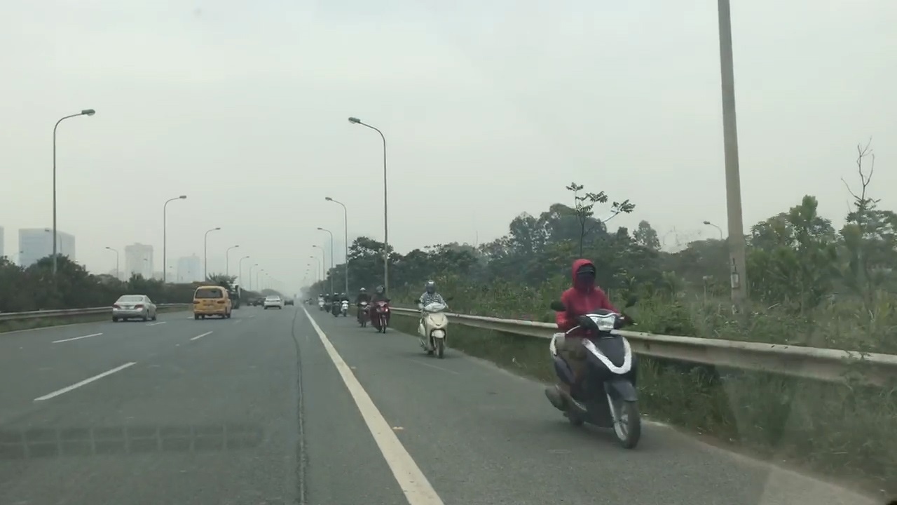 Hang loat xe may chay nguoc chieu tren cao toc 100 km/h hinh anh