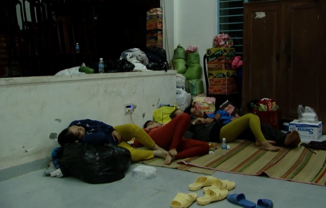 Hang nghin nguoi dan ta tuc trong nha van hoa thon tranh bao so 9 hinh anh