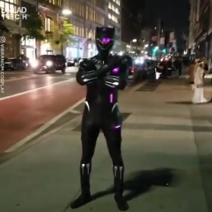 Sieu anh hung Bao Den xuat hien cuc ngau giua pho New York hinh anh