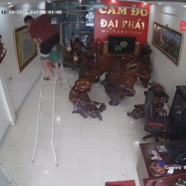 Nga tu tren cao xuong vi quen chot khoa thang leo hinh anh