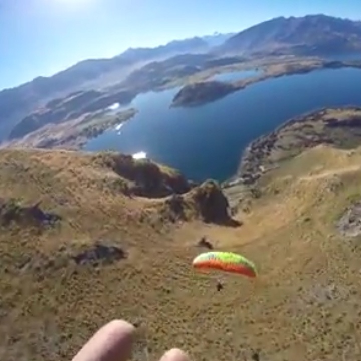 Canh tay choi du luon luot qua cac vach nui ngoan muc hinh anh