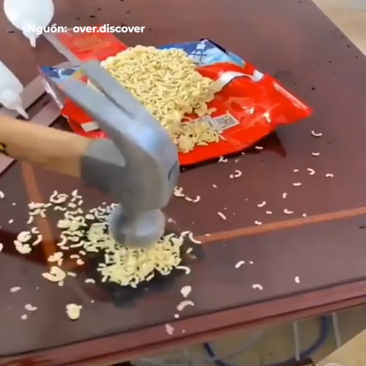 Tho moc sua ban hu bang mi tom hinh anh