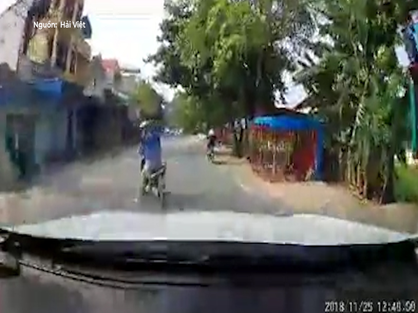 Tai xe danh lai than toc, cuu song nguoi bang qua duong hinh anh