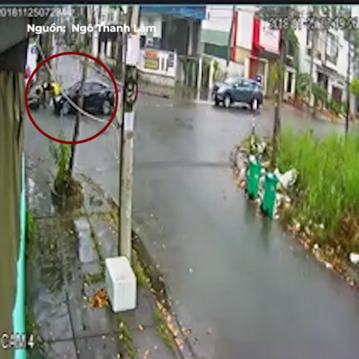 Oto hat vang tai xe xe may giua nga tu hinh anh