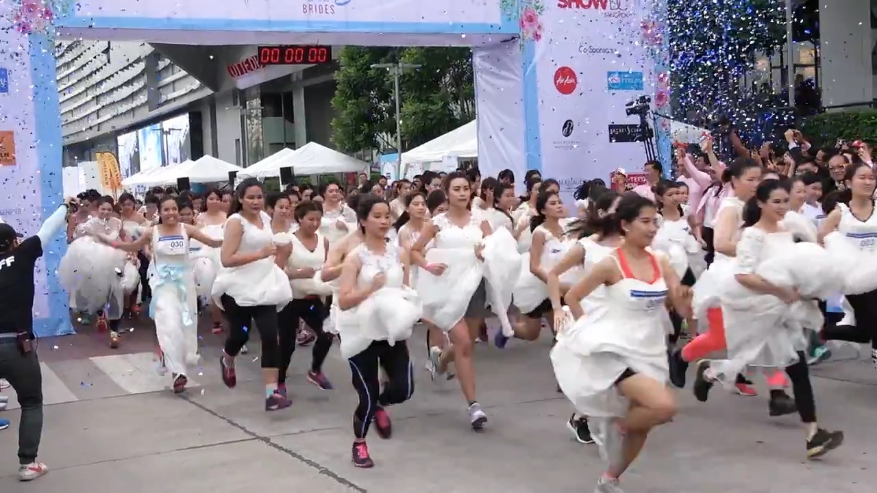 Hang tram co dau mac vay cuoi chay dua hon 3 km hinh anh