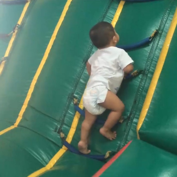 Em be mac ta lot choi 'parkour', leo treo nhanh nhu ninja hinh anh