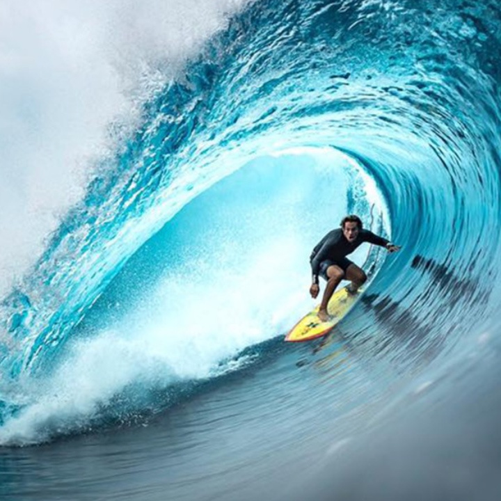 Pha luot van ngoan muc di xuyen qua con song khong lo hinh anh