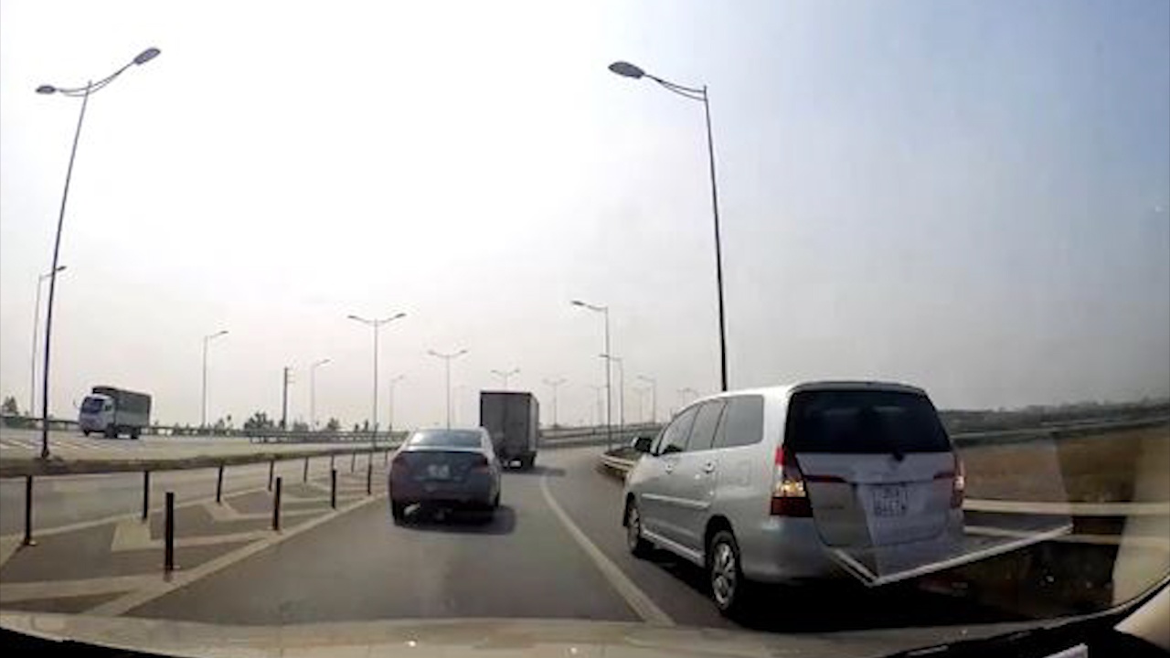 Oto di lui tren cao toc Ha Noi - Thai Nguyen hinh anh