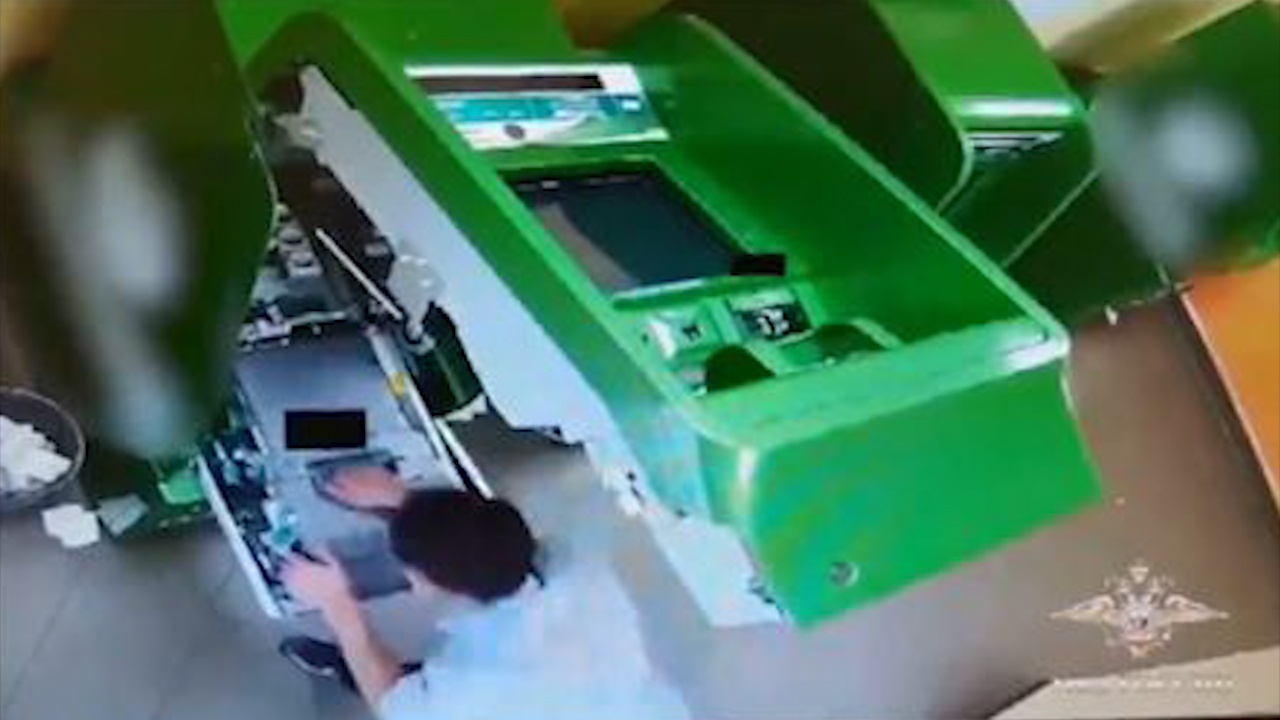 Pha cay ATM, ten trom lay phai ket gia o Nga hinh anh