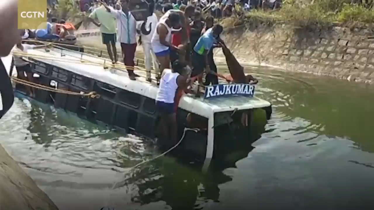 Xe buyt lao thang xuong kenh khien it nhat 25 nguoi thiet mang hinh anh