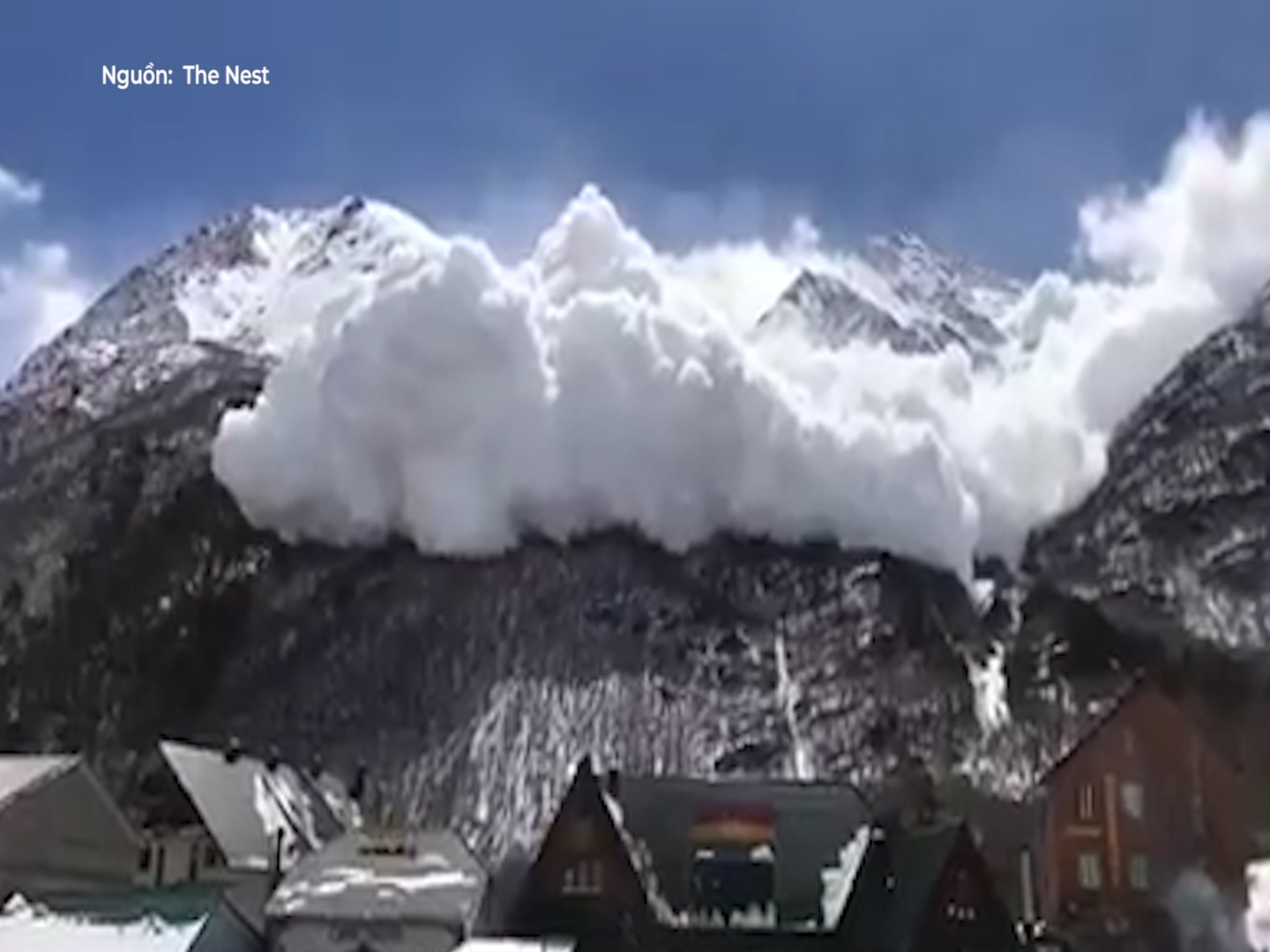 Bao tuyet khong lo ap xuong ngoi lang duoi chan nui hinh anh