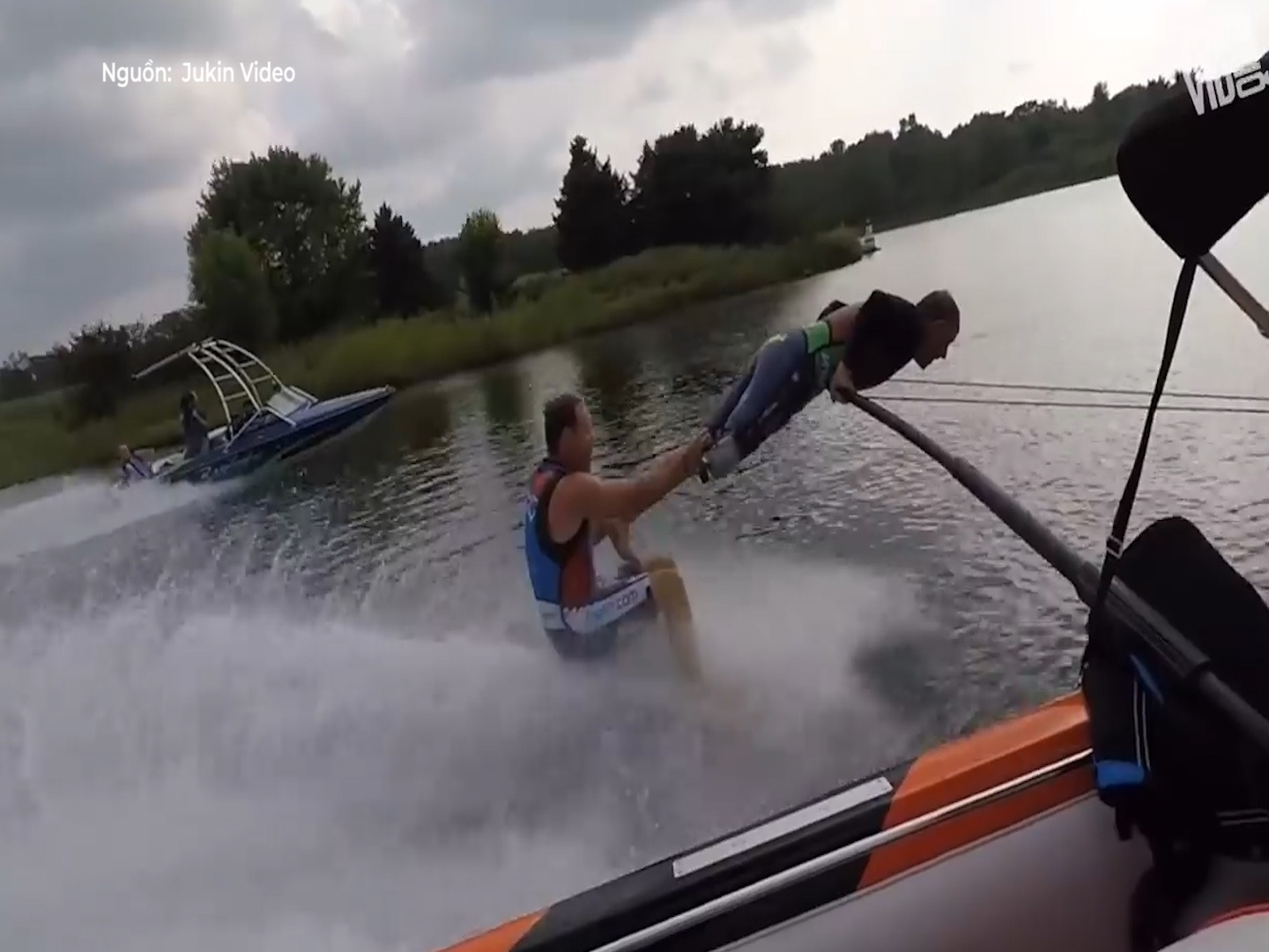 Man nam mot chan luot song cua doi ban than hinh anh