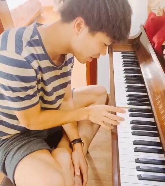Cong Phuong miet mai tap dan piano, choi thanh cong bai 'Bui phan' hinh anh