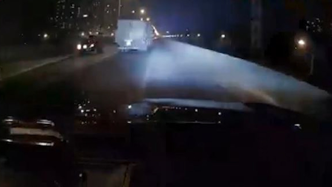 Oto bat pha, vuot lan khan cap tren cao toc hinh anh