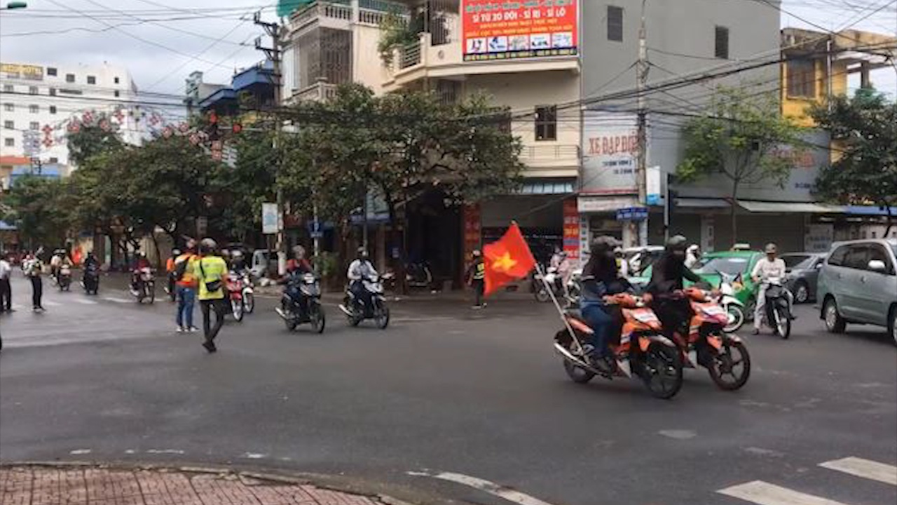 Doan 'phuot thu' ngang nhien chan xe de xin duong hinh anh