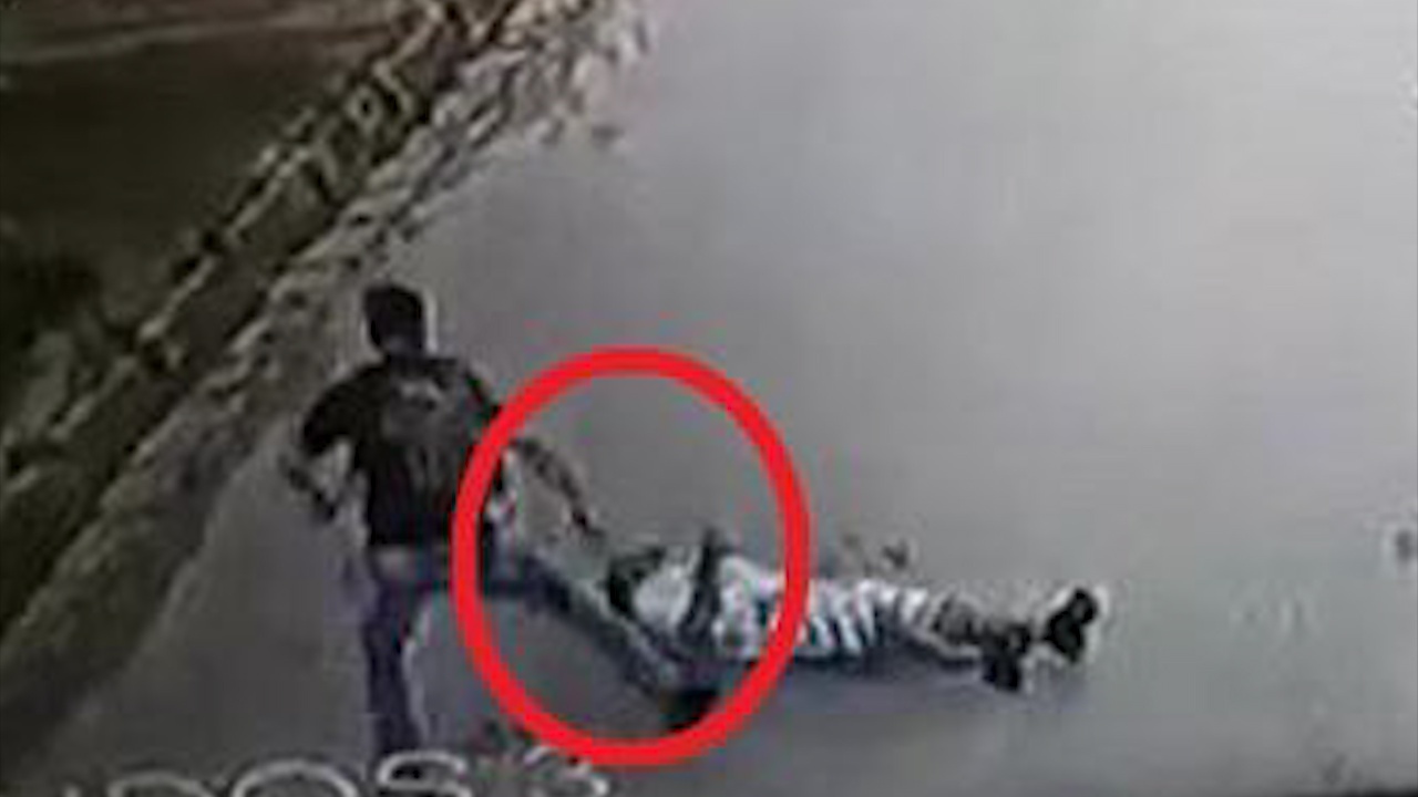 Mang sung gia di cuop, bi nan nhan danh toi boi giua duong hinh anh