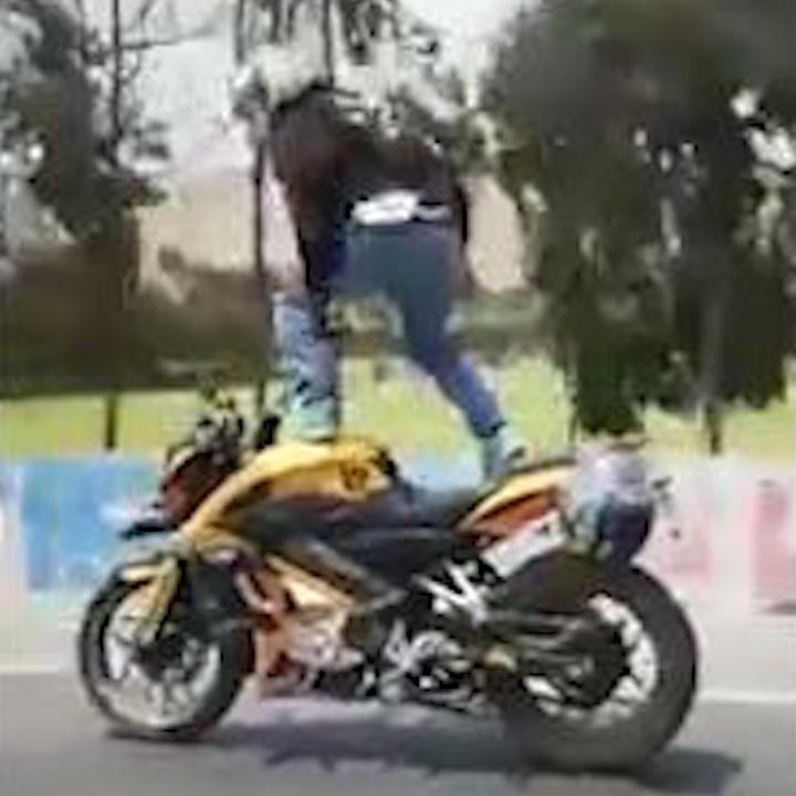 Biker lam xiec tren motor dang chay roi nga xuong duong hinh anh