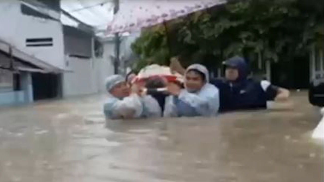 Xe cuu thuong 'chet dung' trong lu, nhan vien 115 cuu benh nhan hinh anh