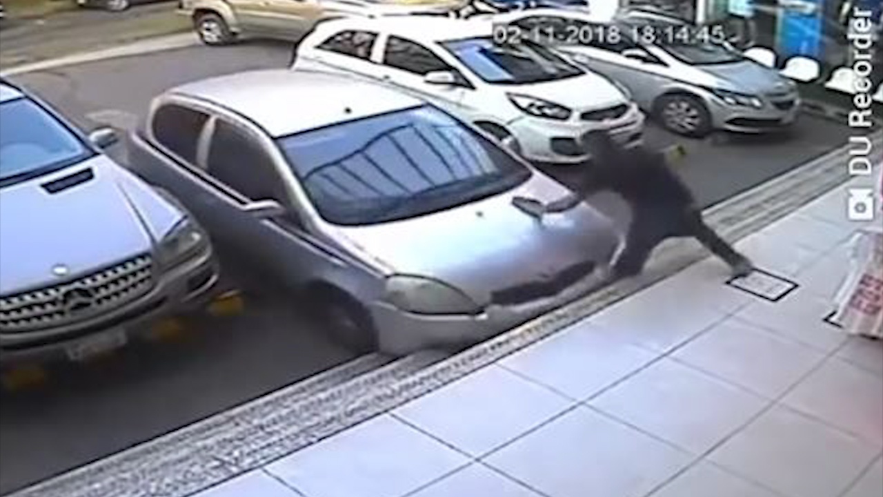 Bi tong trung chan khi dung chi dan cho tai xe oto hinh anh