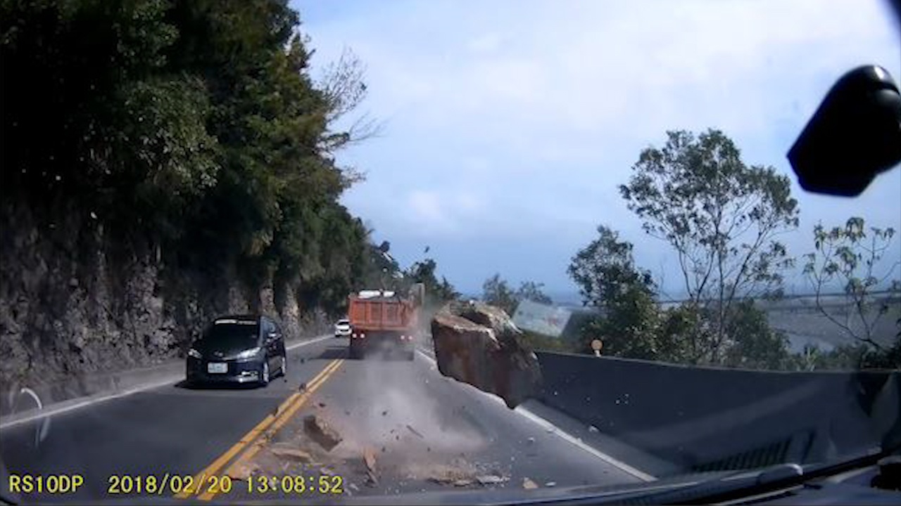 Da tang lan xuong cao toc, suyt vang trung hang loat oto hinh anh