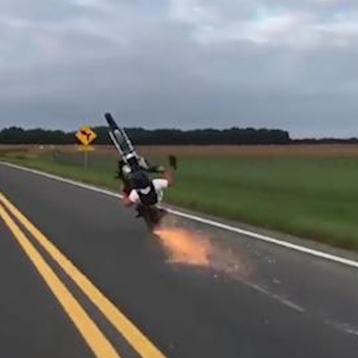 Biker boc dau motor goc 90 do roi nga xuong duong hinh anh