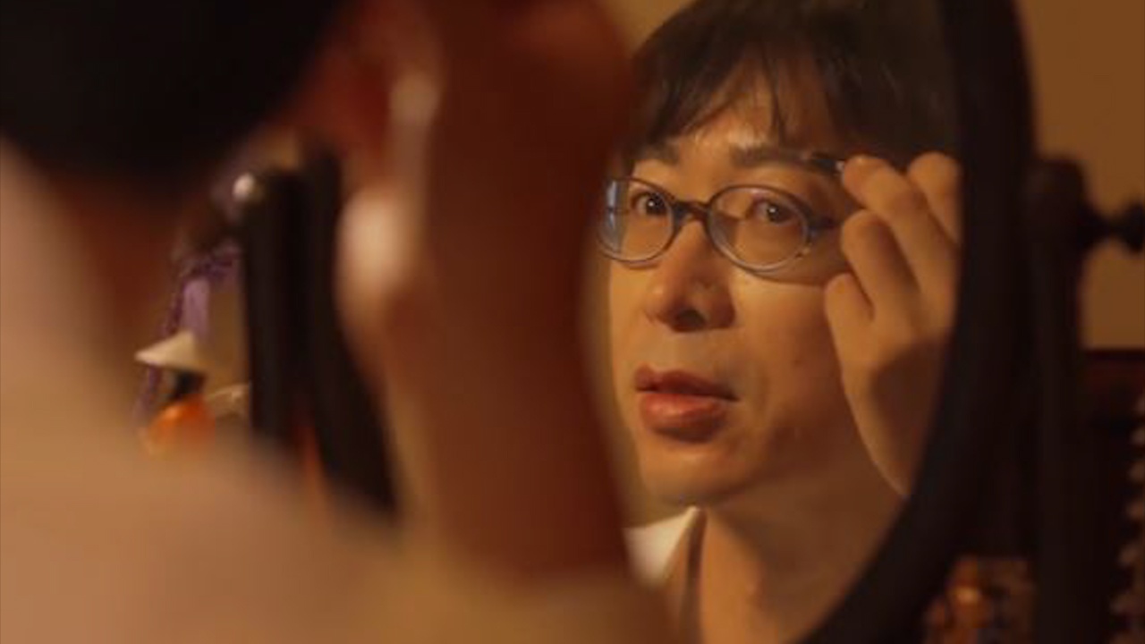 Nam giao su thich mac vay, trang diem khi len giang duong hinh anh