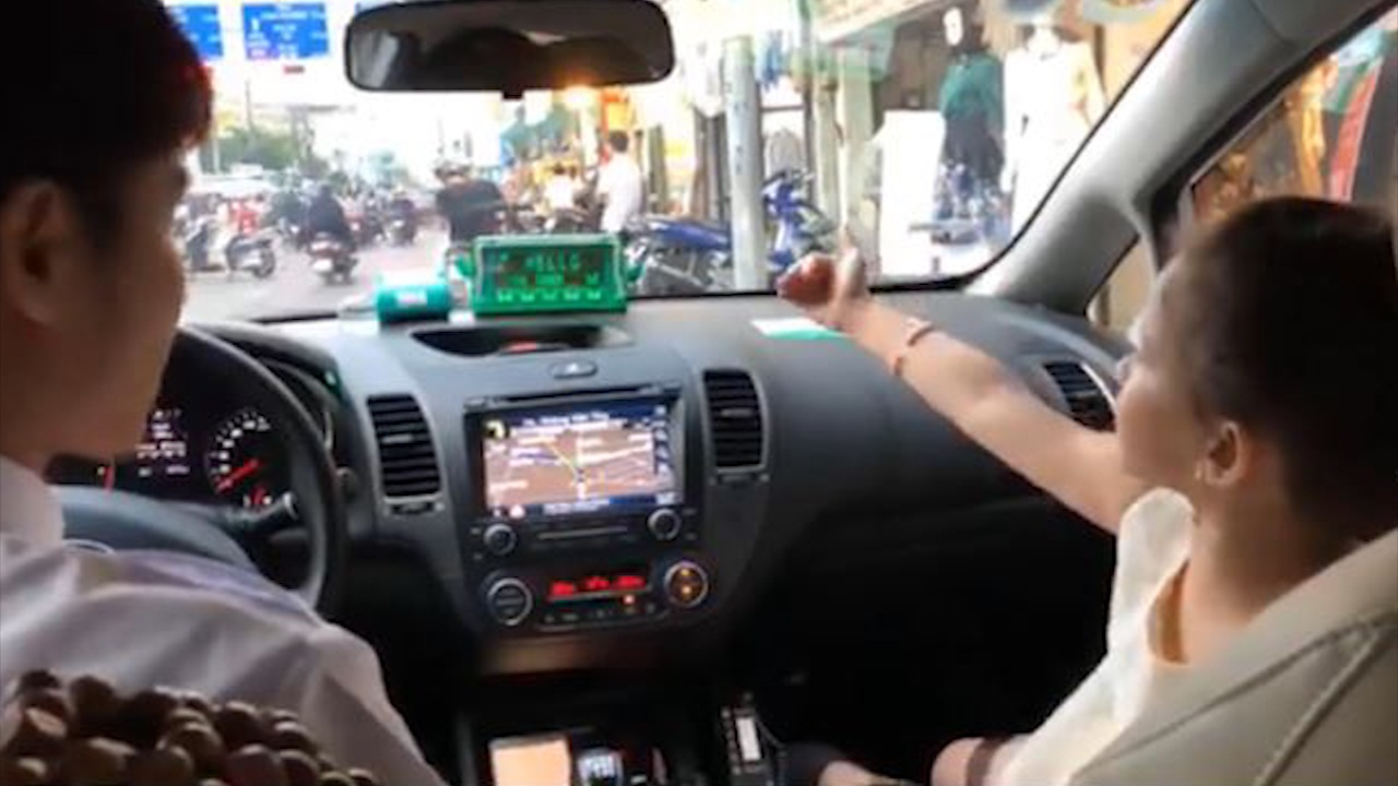 Be gai lam phien dich cho me va tai xe taxi hinh anh