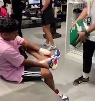 Khach thu giay roi chay khien nhan vien giat minh duoi theo hinh anh