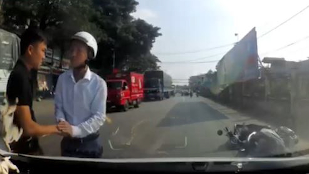 Hanh dong lich su cua hai tai xe khi va cham giao thong hinh anh