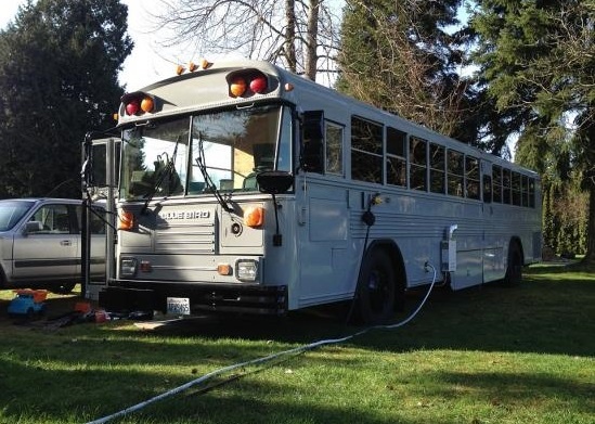 Do xe bus cu thanh nha cho nguoi vo gia cu hinh anh