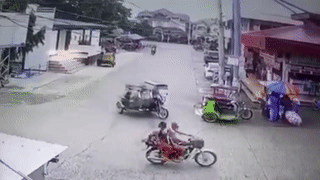 Xe ba gac om cua gay tai nan hai huoc cho xe may roi bo chay hinh anh