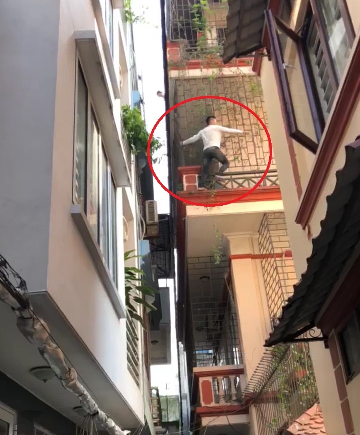 Hang chuc nguoi dan bao vay ten trom leo len mai nha o Ha Noi hinh anh