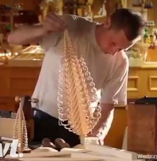 Cay thong Noel hoan toan duoc lam tu go hinh anh