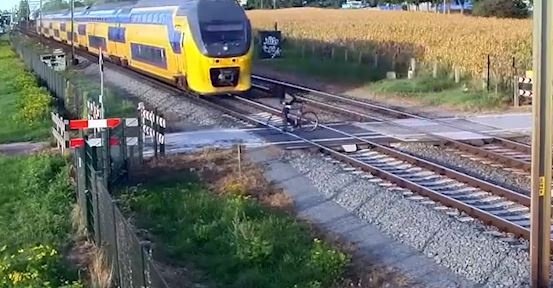 Nguoi di xe dap suyt chet khi cat ngang dau tau hoa hinh anh