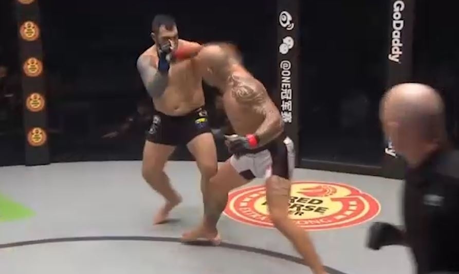 Nha vo dich hang nang ha knock-out doi thu sau 1 phut hinh anh