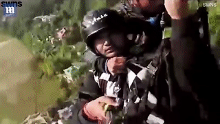 Du luon dut day giua troi, phi cong hy sinh tinh mang de cuu du khach hinh anh