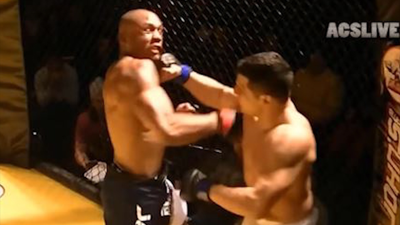 Hai vo si MMA deu bi ha guc sau khi dam vao mat nhau hinh anh