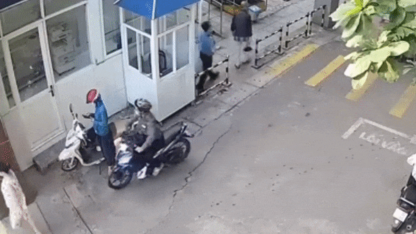 Ten cuop giat dien thoai ngay cho dong nguoi hinh anh