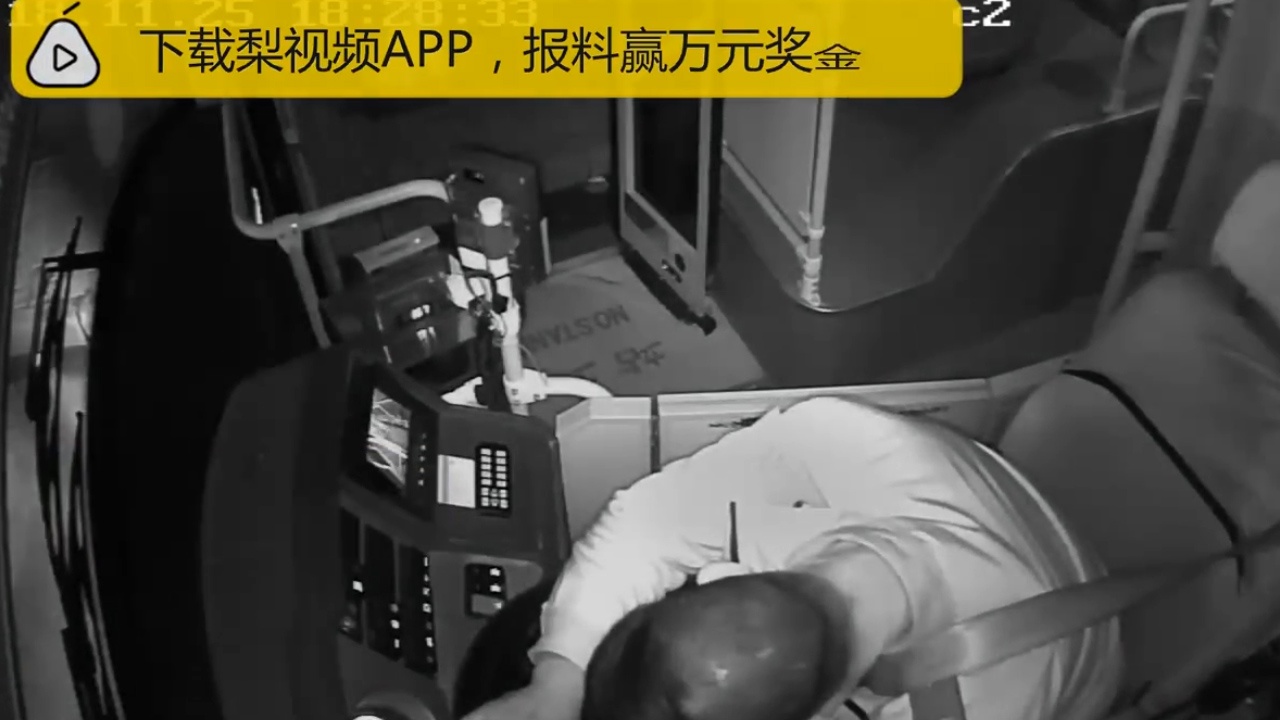 Canh tai xe bi dau tim van rang cuu hanh khach tren xe hinh anh