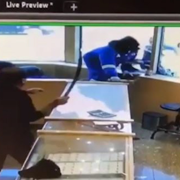 Bang cuop bi nhan vien cam kiem danh duoi khi dot nhap vao cua hang hinh anh